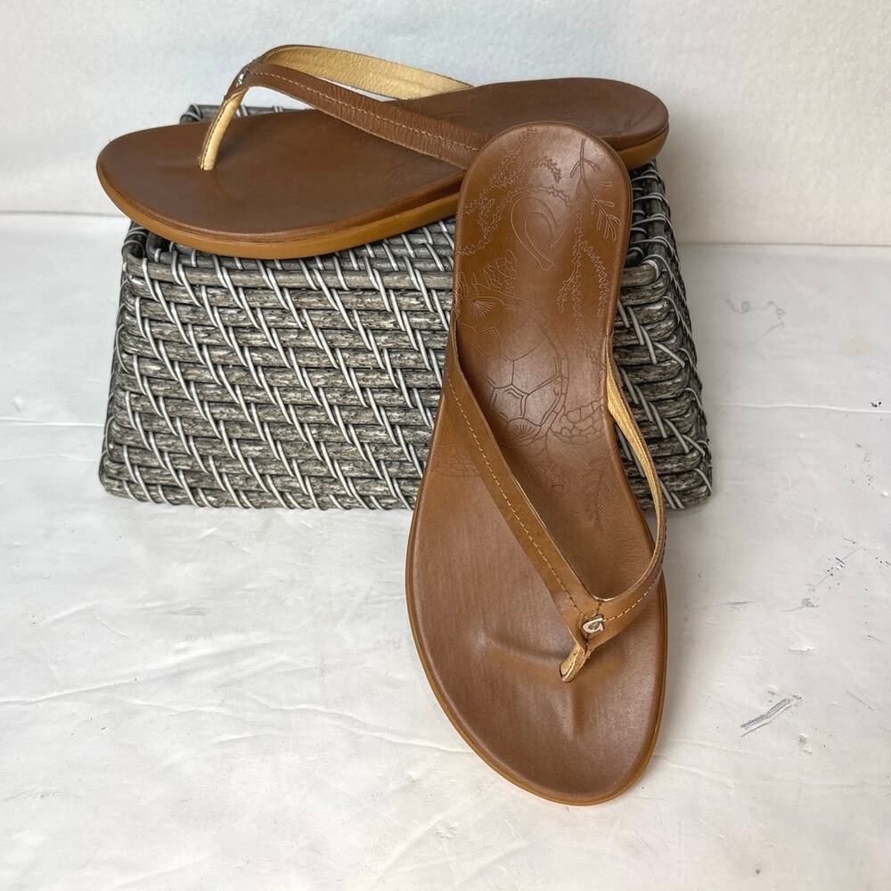 OluKai Honu Brown Leather Sea Turtle Etched Size 9 Flip Flop Thong Sandals